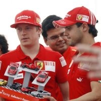 Ancaman Ferrari Mundur di Mata Kimi dan Massa