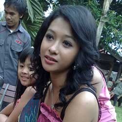 Poppy Bunga-Mandala Dekat Lagi