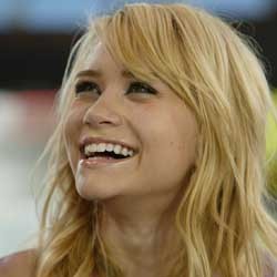 Ashley Olsen Merasa Seksi Dengan Baju Pria