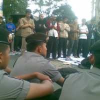 Usai Dorong-dorongan, KAMMI dan Polisi Salat Ashar di Tengah Jalan