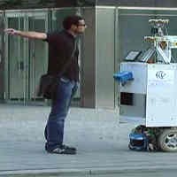 Nyasar di Jalan, Robot Tanya Pejalan Kaki