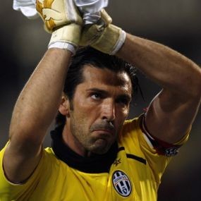 Buffon Tetap Bertahan di Juve