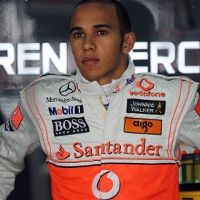 Hamilton Serahkan Titel pada Button