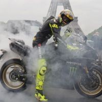 Aksi Rossi di Bawah Menara Eiffel