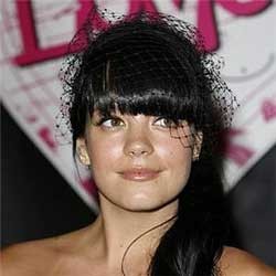 Lily Allen Nangis Naik Transpotasi Umum