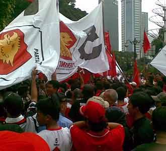 Massa PDIP-Gerindra Macetkan Jalan Massa PDIP-Gerindra Macetkan Jalan