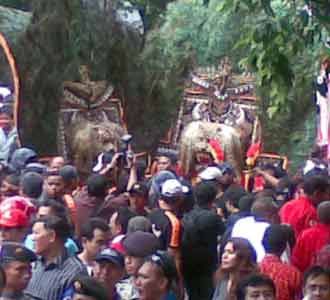 Reog Iringi Mega-Prabowo Tinggalkan KPU