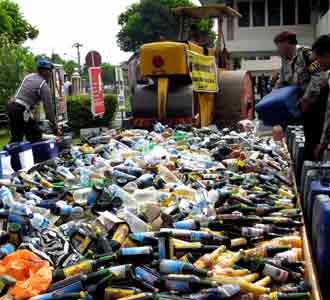 Ribuan Botol Miras Dimusnahkan