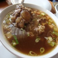 Slruup..! Segar Gurih Sup Buntut Legendaris