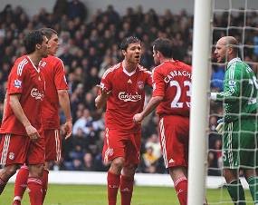 Carragher-Arbeloa Berantem, Rafa Tak Soal  