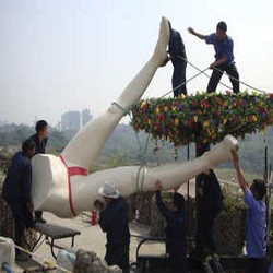 Taman Bertema Seks Digerus Buldozer