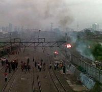 Puluhan Rumah Kardus Dibakar