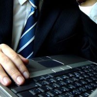 Teknisi Komputer Hapus Email Anggota Dewan Korup