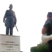 Warga Bratang Adukan Bambang DH ke Patung Sudirman