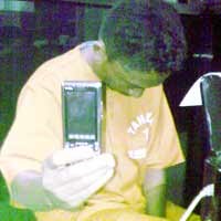 Pura-pura Beli Minuman, Riyanto Embat Ponsel