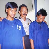 Berdalih akan Berfoya-foya, Dua Karib Gasak Ponsel