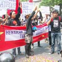 Aksi Tabur Bunga Digelar di Lokasi Penertiban Satpol PP