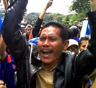 Ratusan Buruh Geruduk Gedung Sate