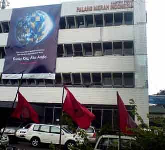 Bendera PDIP Mejeng di Kantor PMI