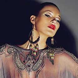 Pakai Baju Rp 2 Juta, Kate Moss Pamer Dada