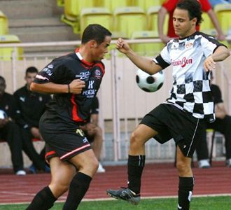 Main Bola, Pembalap F1 Beramal
