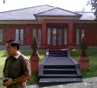 Melihat Rumah Prabowo Melihat Rumah Prabowo