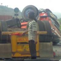 Truk Terguling, Tol Cikampek Macet 10 Km