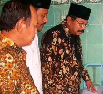 Gubernur Jatim Beri Santunan
