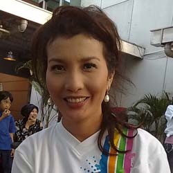 Arzetti Ajarkan Anak Hidup Bak Model