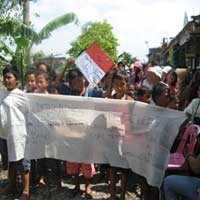 Tolak Digusur, Warga Stren Kali Usung Alat Dapur Keliling Kampung