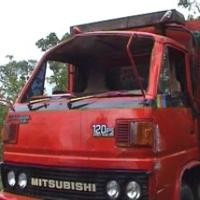 Truk Bermuatan Bawang Terguling di Tol Cikampek