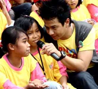 Delon Dekati Anak Kecil