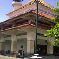 Salat Jumat di Masjid Sunan Ampel, SBY Disalami Warga