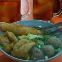Nikmatnya Bakso Dengkul Sapi Cak Arif...Nyam..!