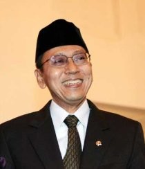 Boediono Jumatan di Cut Meutia Hanya Ditemani 2 Ajudan