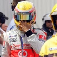 Seruduk Pagar, Hamilton Langsung Angkat Tangan