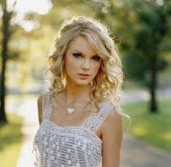 Taylor Swift Raih Piala Pop Awards 2009
