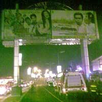 Diduga Korsleting, Reklame Bando di Jembatan Layang Waru Terbakar