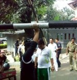 Sulitnya Membongkar Portal di Perumahan Mewah