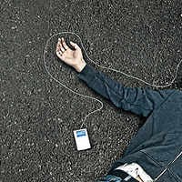 Selamatkan iPod, Gadis Dihantam Truk