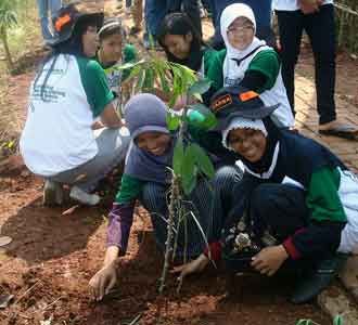 Tanam Pohon di Situ Gintung