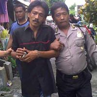 Adik Bantai Kakak 