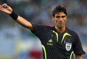 Wasit dari Swiss,  Dekat dengan Siapa?