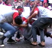 Seorang Buruh Kesurupan Saat Demo