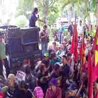 Ratusan Warga Stren Kali Kembali Geruduk Kantor Dewan