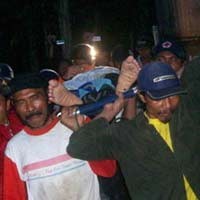 Pembina Pramuka Pingsan Setelah Nekat Mencari Korban