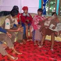 Sebagian Siswi Kenakan Rok Saat Mendaki Gunung