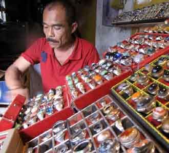 Abas Menggosok Batu Selama 30 Tahun