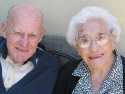 Pasangan Suami Istri Rayakan Ultah Perkawinan ke-81