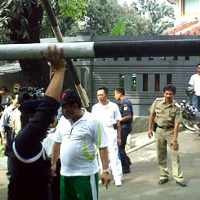 Takut Diobrak-abrik Satpol PP, Warga Pilih Bongkar Portal Sendiri 